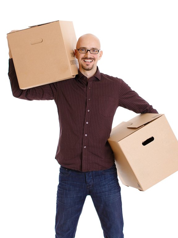 Mann der Umzugskartons trägt