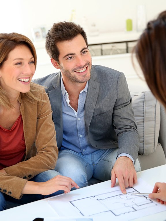 Ein Paar lässt sich über ihr Bauvorhaben beraten. 