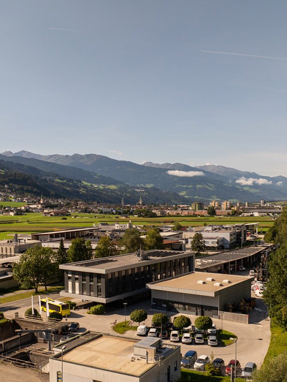 Die Fimrenzentrale der Stadwterke Schwaz von oben, im Hintergrund ist die Stadt Schwaz zu sehen.
